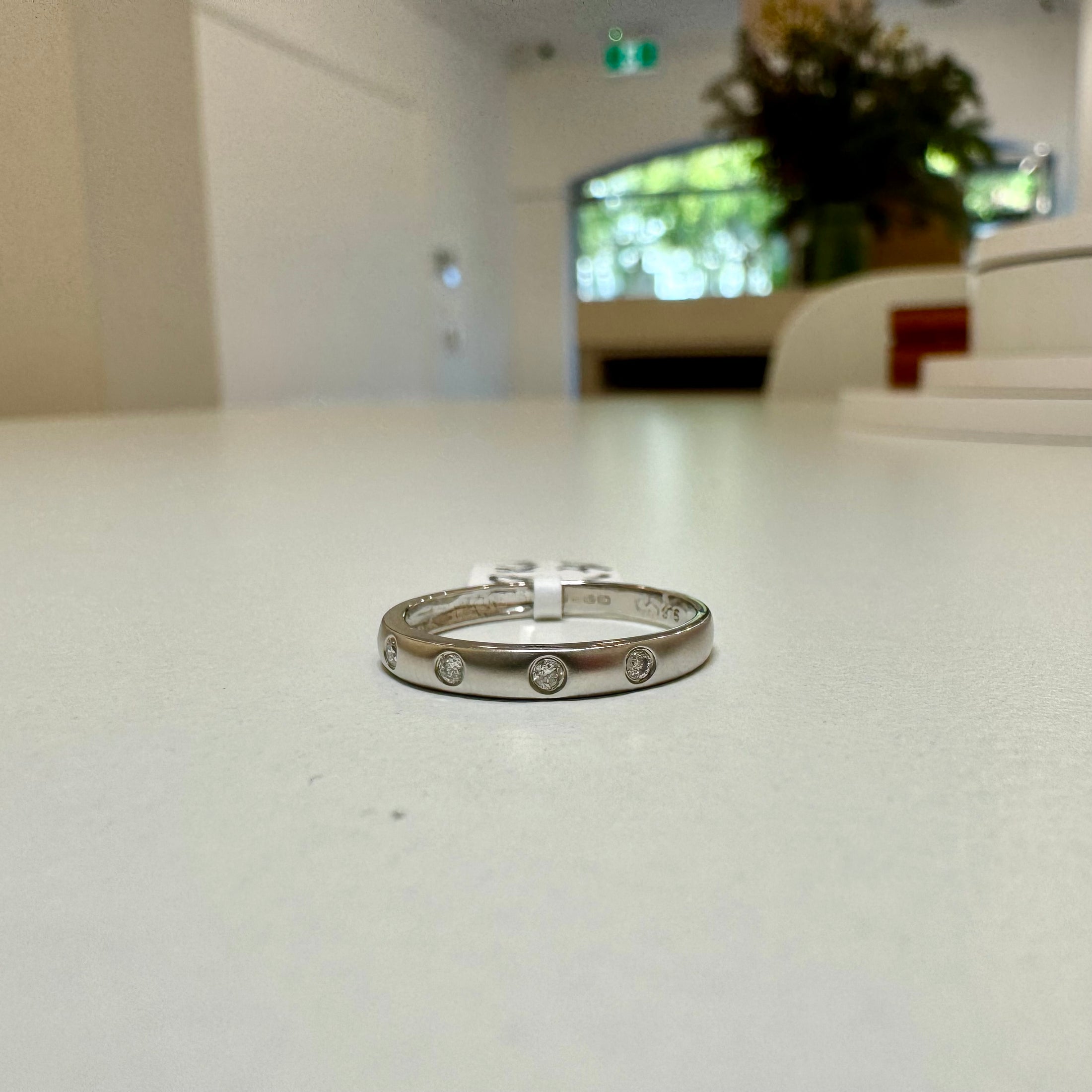 9ct. White gold hammer set ring