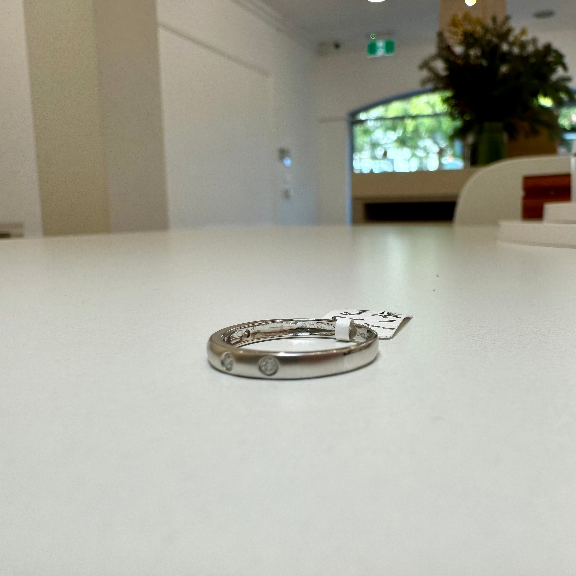 9ct. White gold hammer set ring